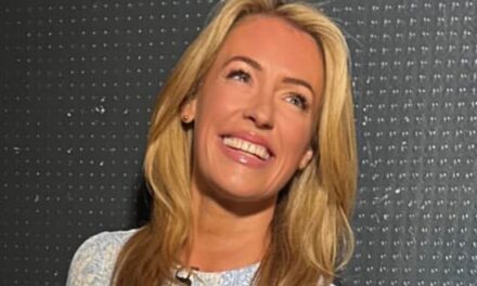 La jolie mini-robe florale de Cat Deeley doit être vue pour être cru