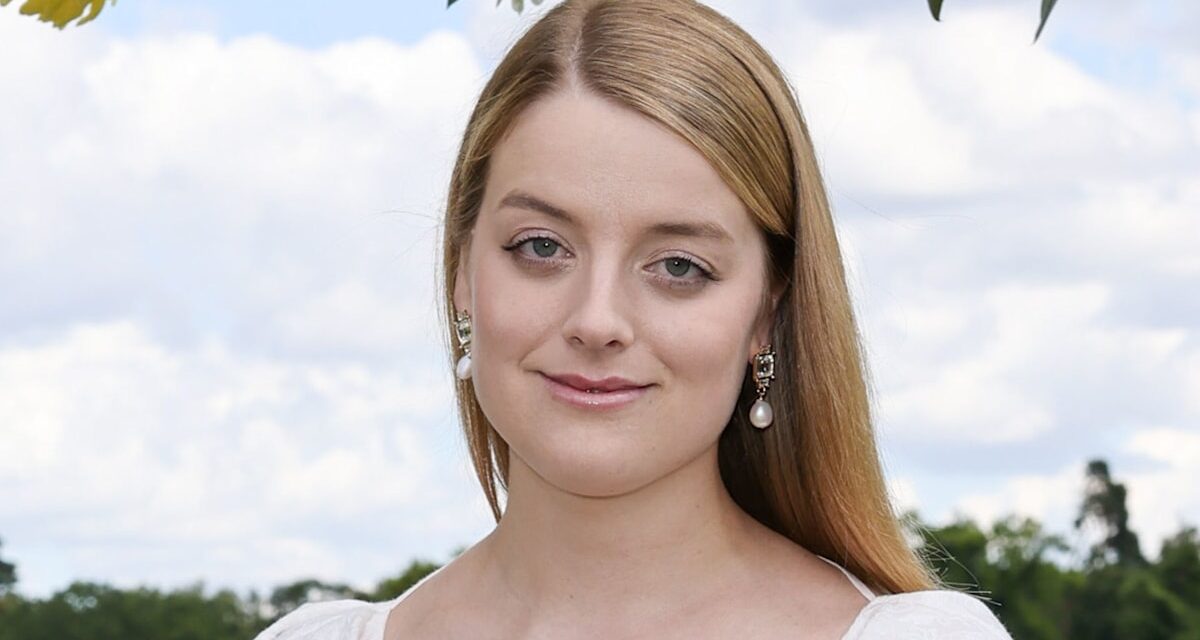 La cousine de feu de la reine Flora Vesterberg fait un demi-tour en mini-robe en soie et des talons neufs