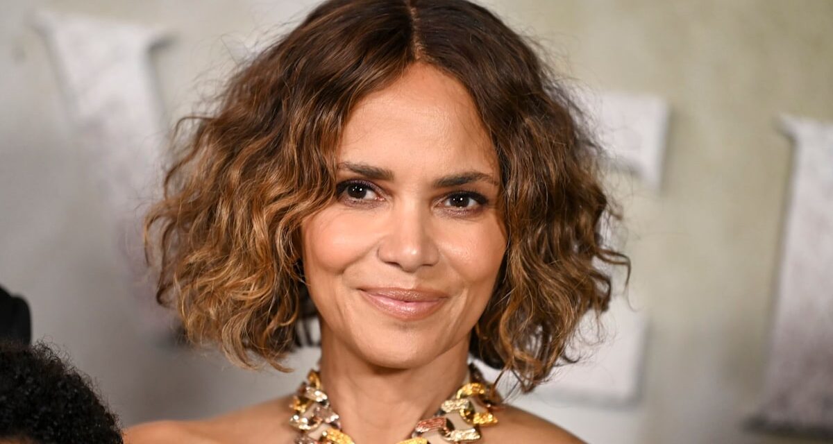 Halle Berry a presque mis tout en œuvre après avoir perdu le bas de bikini tout en dansant – Regardez