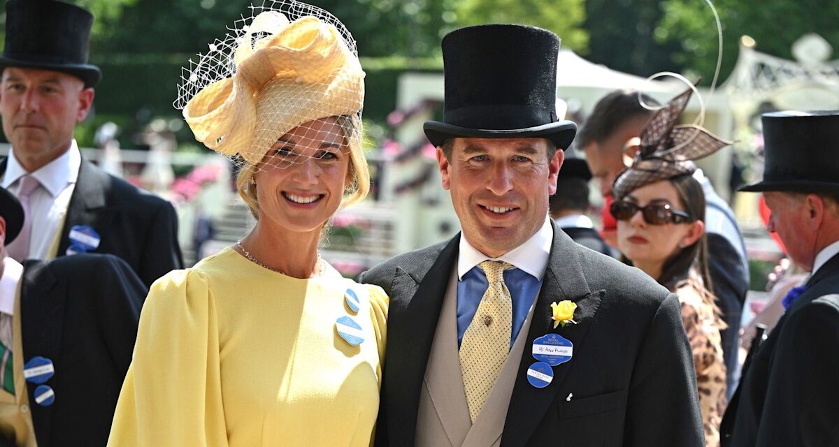 La petite amie de Peter Phillips, Harriet Sperling, effectue la CurtSy parfaite pour la première fois