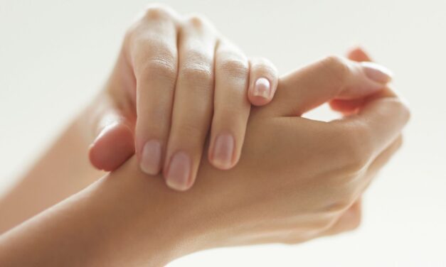 Les secrets anti-âge qui empêcheront vos mains de l&rsquo;air vieux avant leur temps