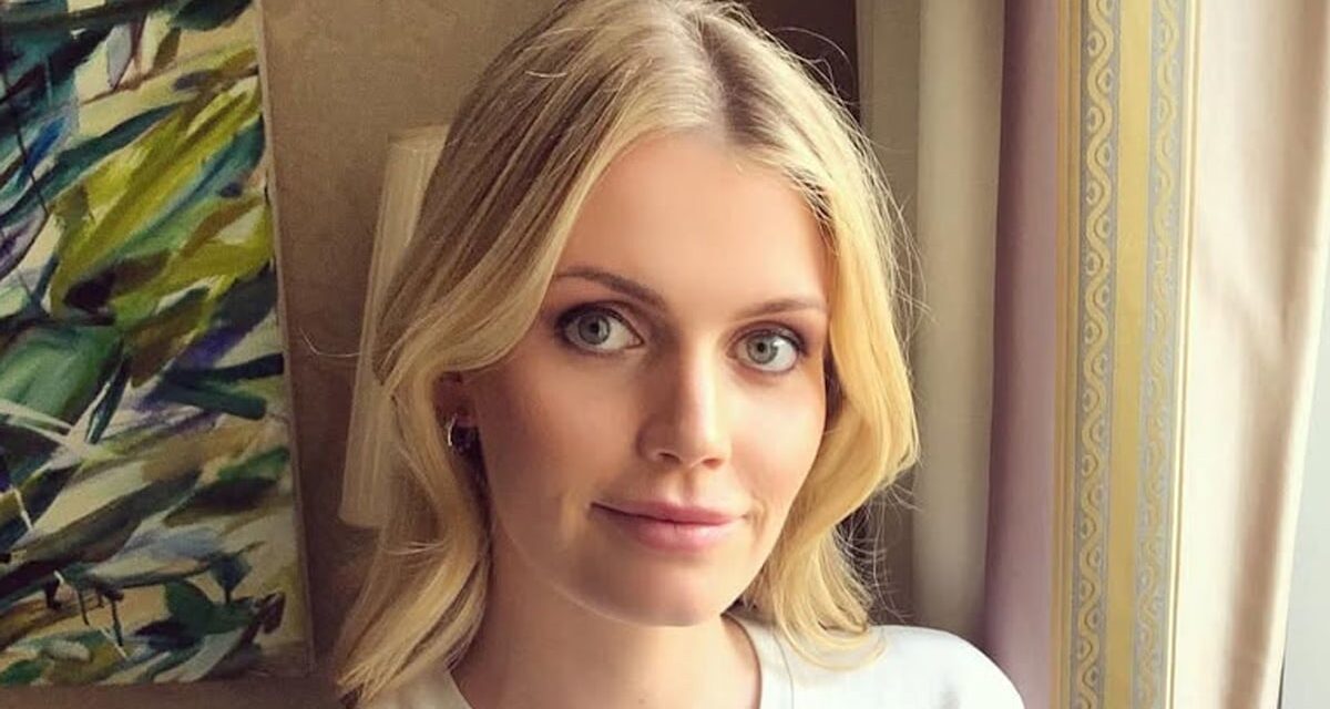 La fille de Lady Kitty Spencer, Athena, se déroule après la mère modèle dans la robe de soleil assortie