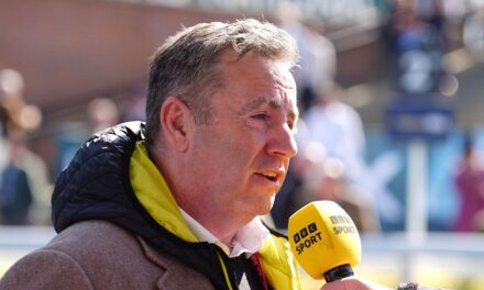 En deuil John Hunt révèle la manière déchirante qu&rsquo;il reste «proche» des membres de la famille assassinés