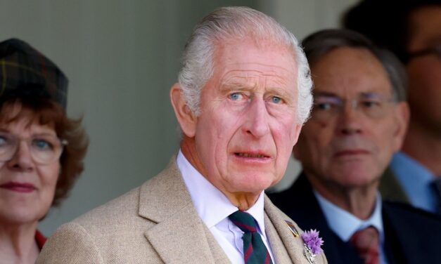 Le roi Charles «dévasté» comme la tradition royale emblématique fait face à la hache