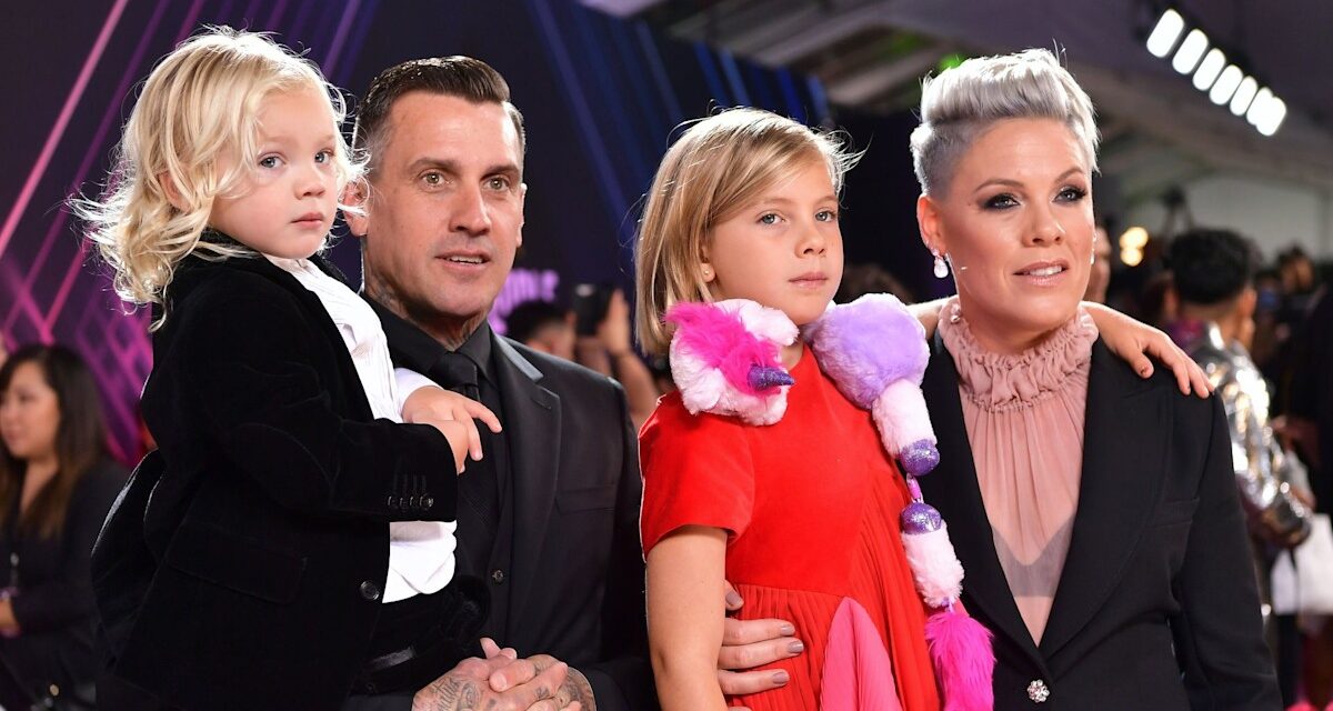 Le mari de Pink, Carey Hart, partage la mise à jour sur Kids Willow et Jameson sur la photo de 12 M $ Santa Barbara à la maison