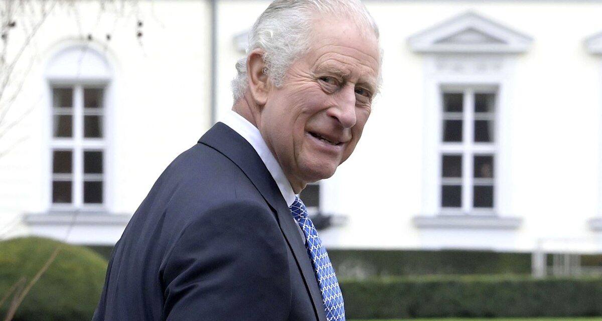 Le roi Charles a l&rsquo;air «si bien» qu&rsquo;il ouvre des portes à la maison en couverture florale avec la reine Camilla