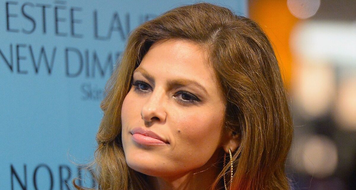 Eva Mendes offre une image très rare des mois à venir «fugace» avec Ryan Gosling et deux filles