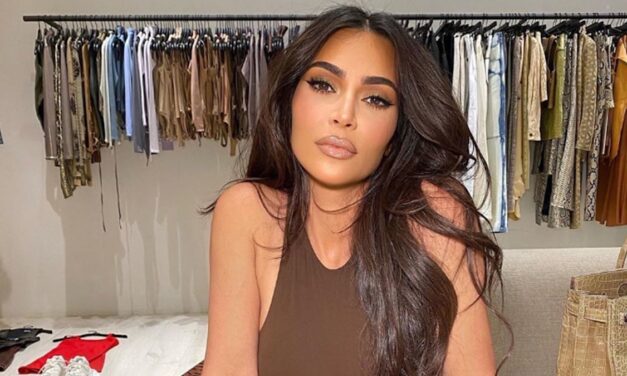 Kim Kardashian donne un aperçu rare dans le manoir de 60 millions de dollars – attendez jusqu&rsquo;à ce que vous voyiez son placard!