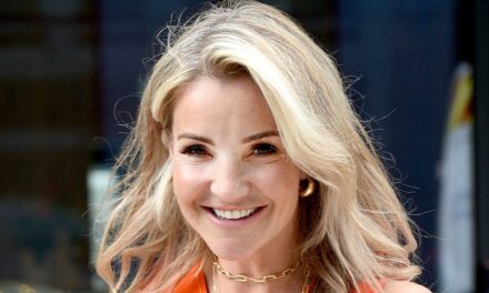 Helen Skelton est «  brillant  » dans le top à lacets M&S incontournable