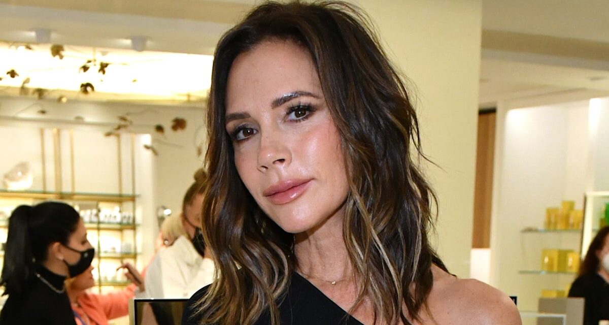 Victoria Beckham vient de porter ce top deux fois en une semaine, et c&rsquo;est incontournable pour l&rsquo;été 2025