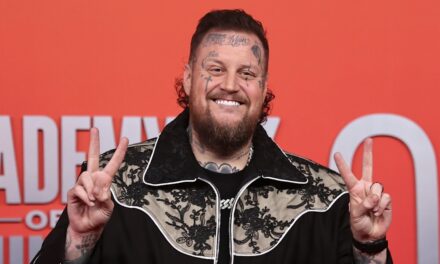 Le fils de la sosie de Jelly Roll, Noah, vole les projecteurs en doux moment dans les coulisses partagés par la femme Bunnie xo