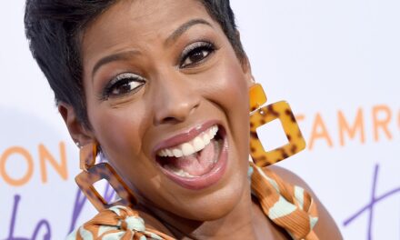Tamron Hall partage une vidéo de piscine non filtrée alors qu&rsquo;elle annonce un nouveau chapitre