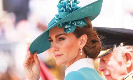 La princesse Kate étourdit en chignon complexe d&rsquo;inspiration rose à Troping the Color 2025