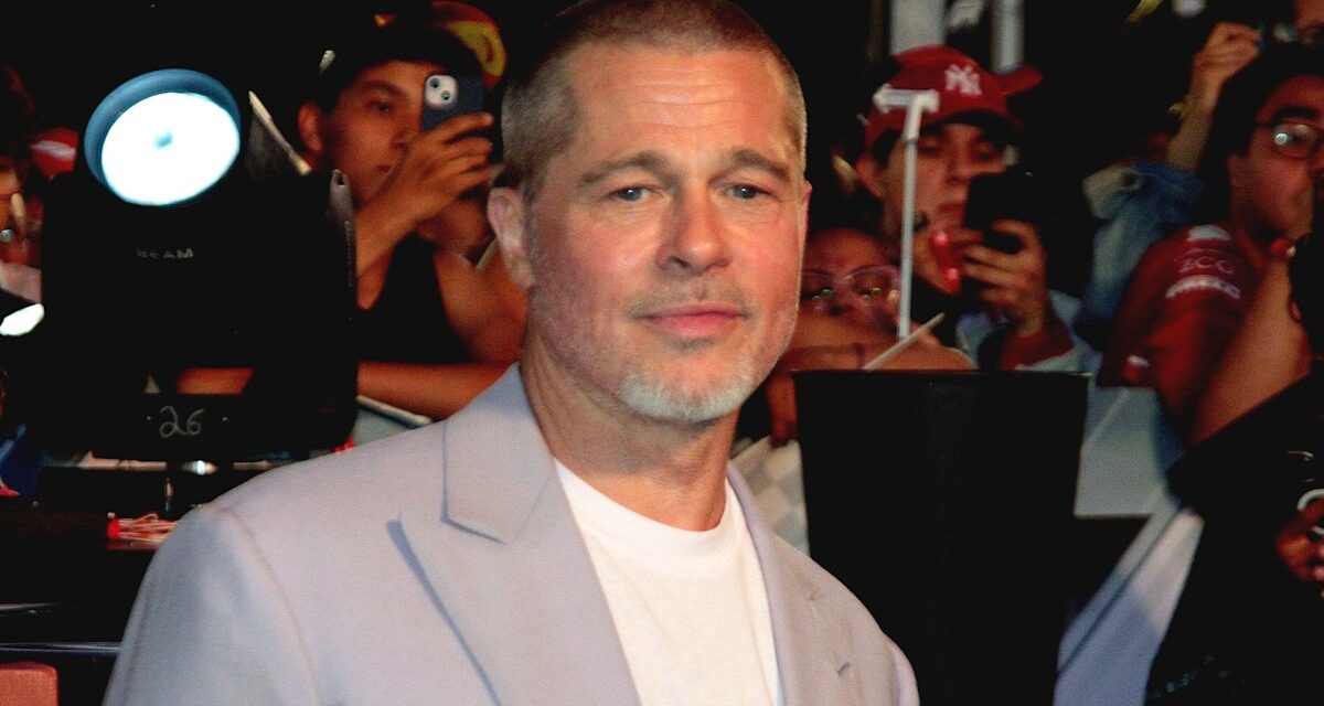 Brad Pitt fait référence à la famille «aimante» alors qu&rsquo;il réfléchit aux «erreurs»