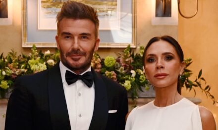 Victoria Beckham célèbre le «chevalier» David Beckham avec un PDA rare – voir Sweet Photo