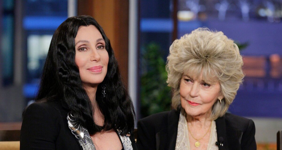 Cher fait l&rsquo;admission déchirante sur la fin de maman le 99e anniversaire