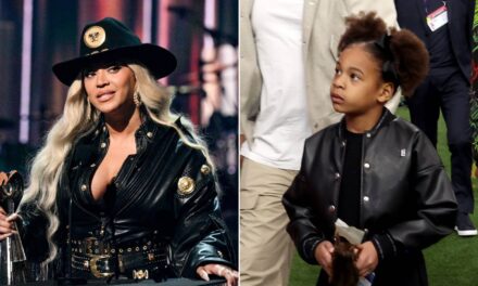 Rumi Carter émotionnel réconforté par Beyoncé et Blue Ivy alors qu&rsquo;elle est soudainement submergée sur scène