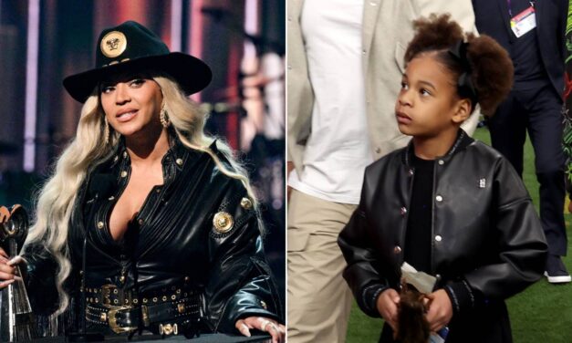 Rumi Carter émotionnel réconforté par Beyoncé et Blue Ivy alors qu&rsquo;elle est soudainement submergée sur scène