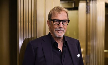 Kevin Costner donne à l&rsquo;ex-femme Christine Baumgartner Cold Shoulder lors de la célébration de son fils