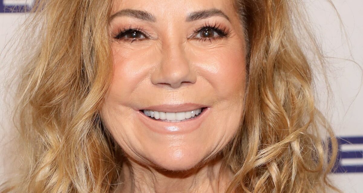 Kathie Lee Gifford chante en petite robe noire en vidéo de retour incontournable qui déclenche une réponse de masse