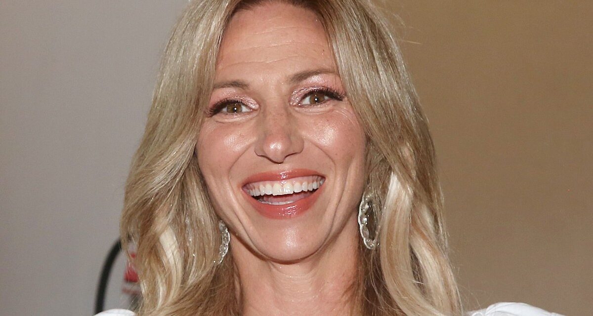 Debbie Gibson, 54 ans, présente des jambes incroyablement toniques en mini-robe scintillée pendant la nuit de New York étoilée