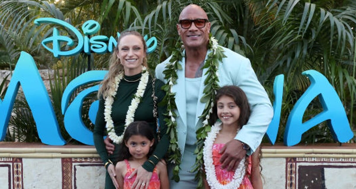 L&rsquo;adorable fête de maquillage de Dwayne Johnson avec les jeunes fans de jeunes filles – Voir le doux moment