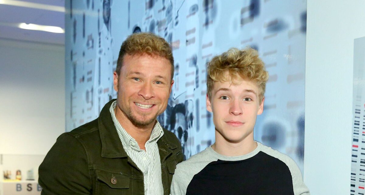 Brian Littrell de Backstreet Boys appelle le fils du chanteur le «American Ed Sheeran» après le moment viral – exclusif