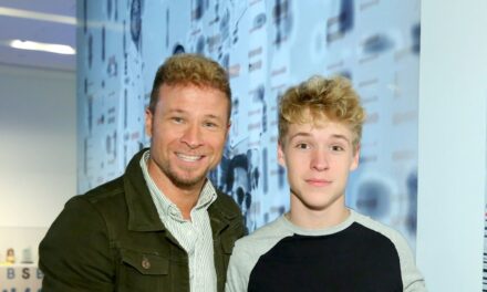 Brian Littrell de Backstreet Boys appelle le fils du chanteur le «American Ed Sheeran» après le moment viral – exclusif