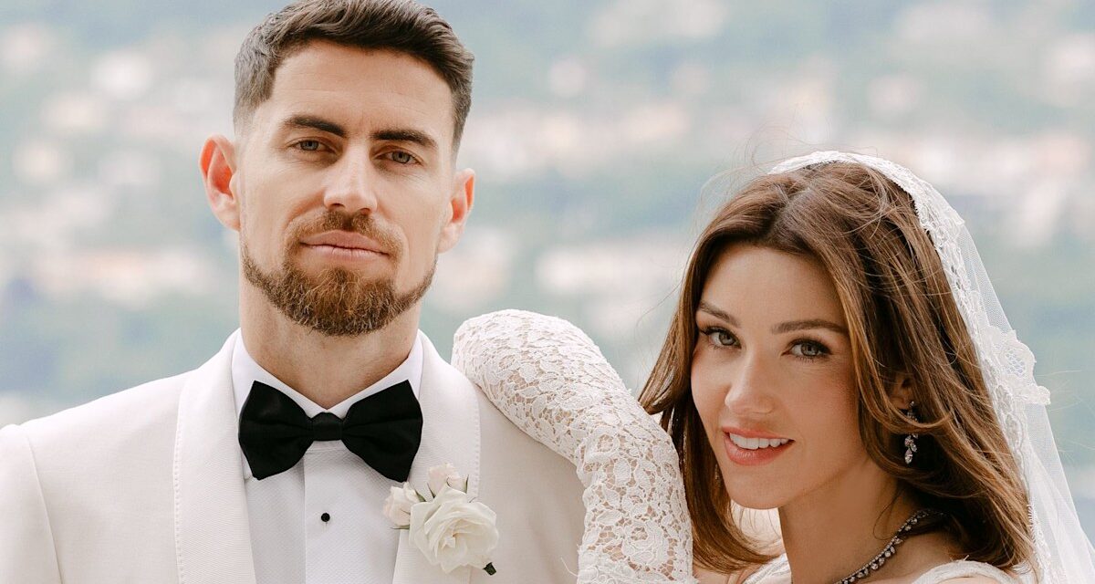 La légende du football Jorginho épouse la chanteuse Catherine Harding dans la cérémonie de Como à couper le souffle – exclusif