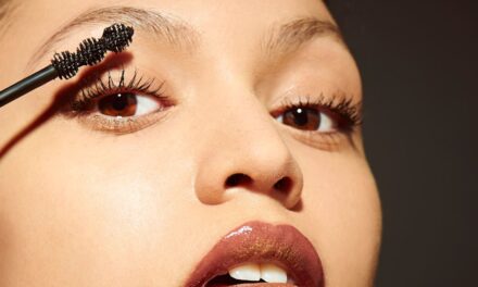 Cette marque de beauté avec un sérum de cils culte vient de faire ressortir un mascara