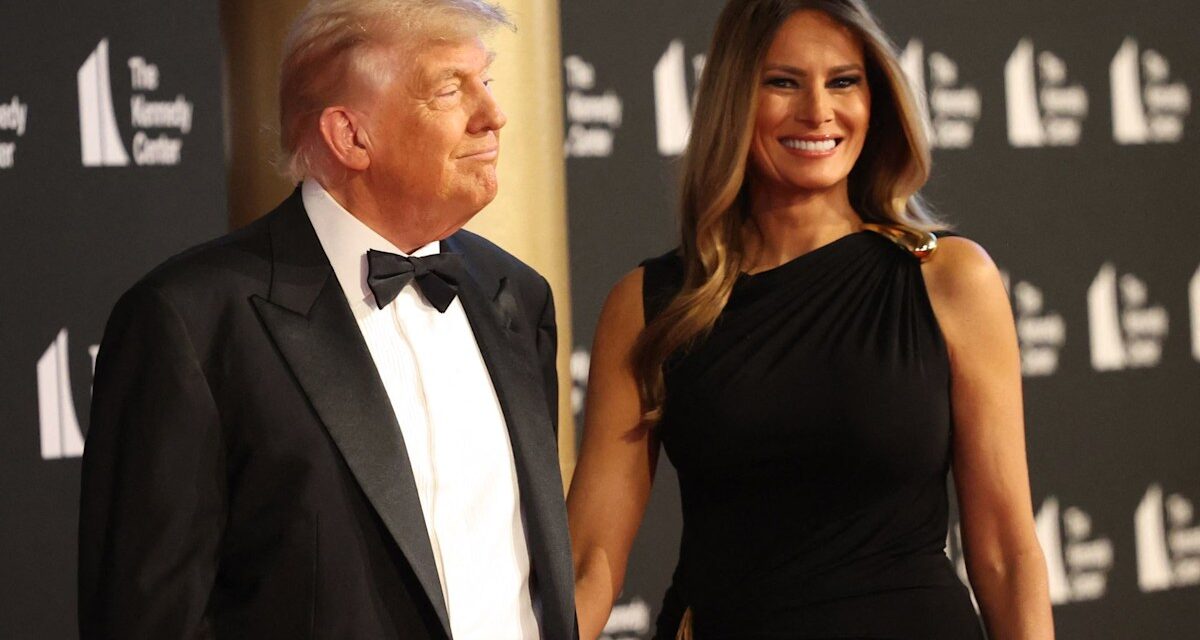 Melania Trump brille alors qu&rsquo;elle fait une apparition rare sur le tapis rouge avec son mari Donald