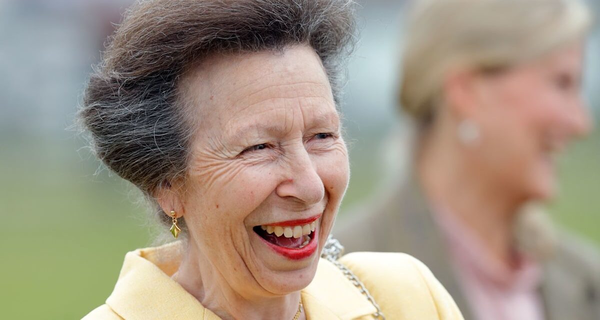 La princesse Anne attire l&rsquo;attention dans le rouge à lèvres métallique alors qu&rsquo;elle soutient le prince William