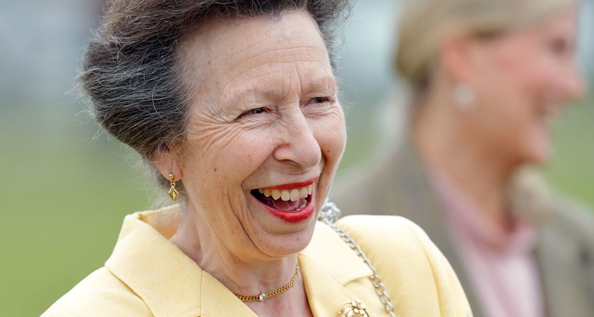 La princesse Anne présente la personnalité de «Coy» dans Bold Red 75th Birthday Robe