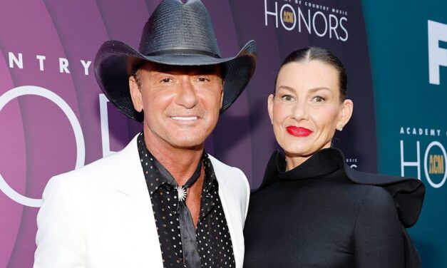 Les trois filles de Tim McGraw le rejoignent en larmes lors de l&rsquo;apparence sur scène avec un clin d&rsquo;œil à Mom Faith Hill