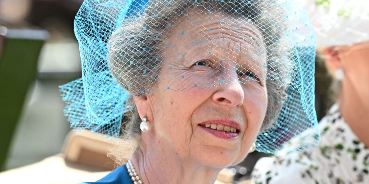 Le soleil de la princesse Anne au-dessus du genou est une masterclass à la mode Ascot 2025