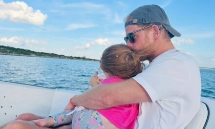 Barefoot Princess Lilibet est la «  petite fille de papa  » dans de nouvelles photos invisibles