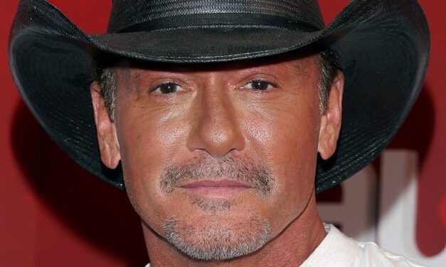 Tim McGraw aborde sa relation avec son célèbre père absent alors qu&rsquo;il détaille son enfance « très dysfonctionnelle »