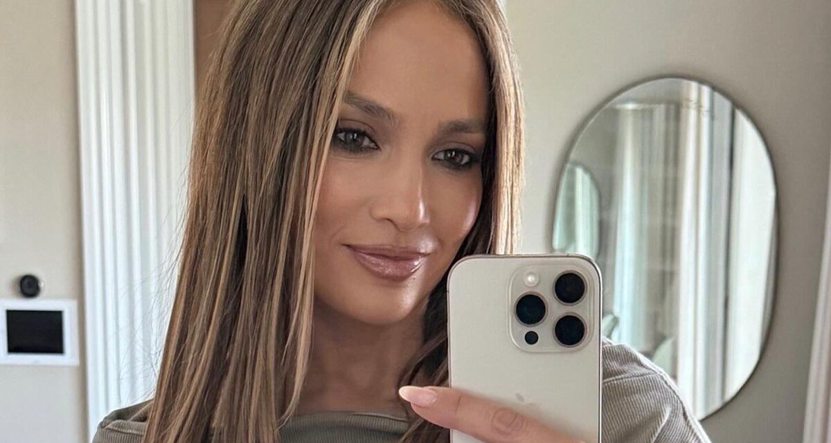 Jennifer Lopez rock les jeans et un haut mignon pour une journée décontractée à la maison