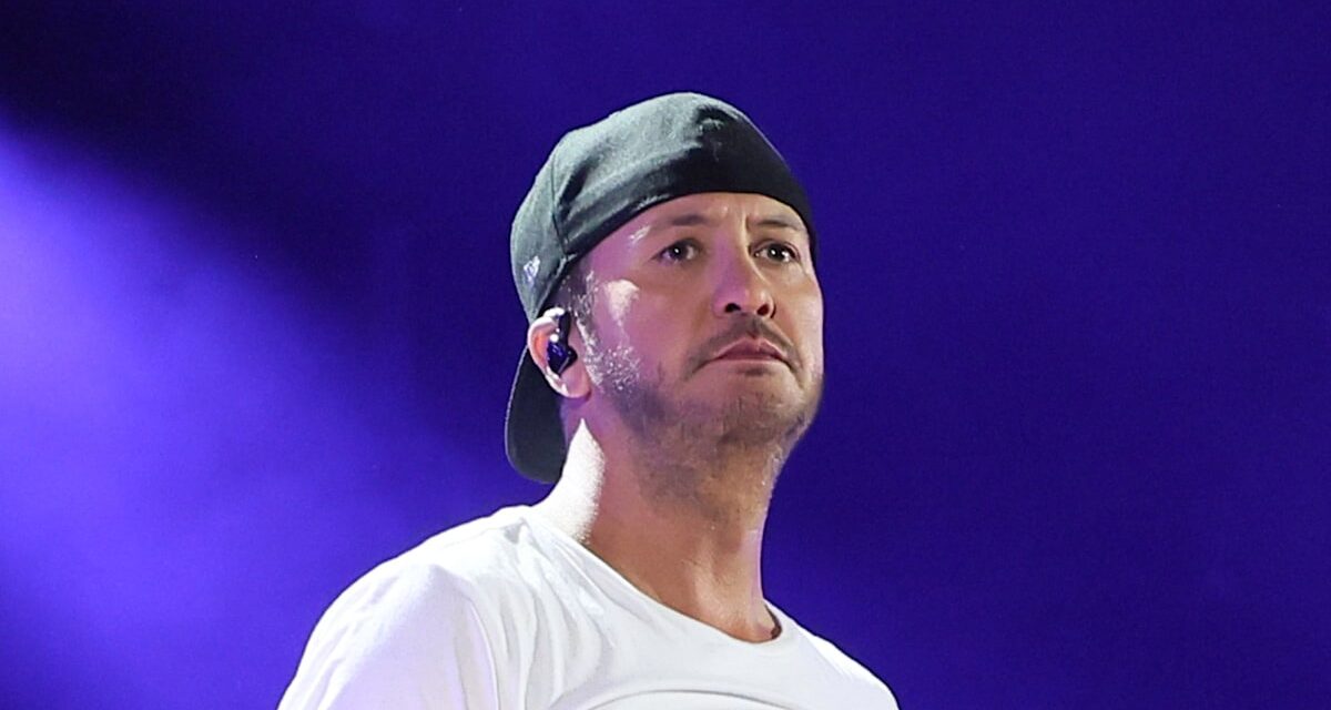 Regardez Luke Bryan oublie les mots pour frapper la chanson numéro un