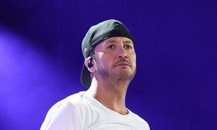 Regardez Luke Bryan oublie les mots pour frapper la chanson numéro un