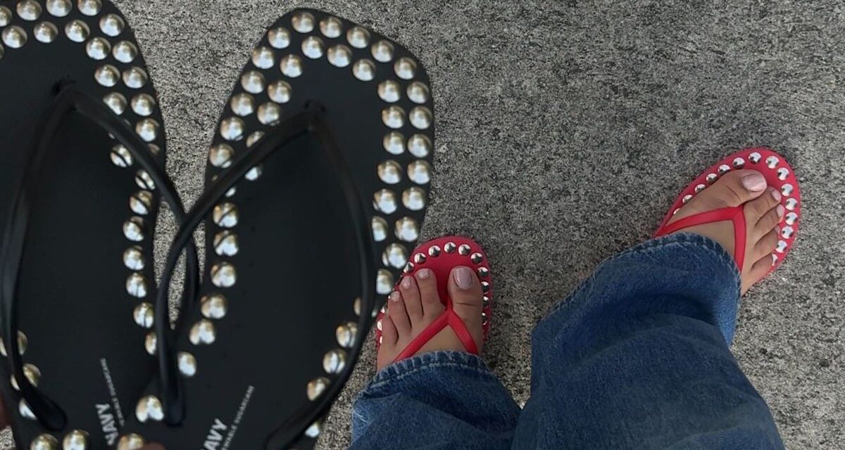 Les tongs cloutés vont être partout cet été, voici ceux à acheter maintenant