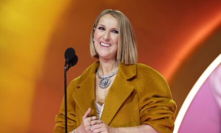 L&rsquo;apparence de Céline Dion fait tourner les têtes alors qu&rsquo;elle berce la transformation des cheveux audacieux dans la photo de retour en arrière incontournable