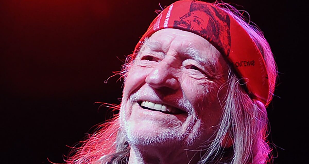 L&rsquo;ouvreur de Willie Nelson déborde les haricots sur l&rsquo;expérience «  folle  » travaillant aux côtés de la star de 92 ans
