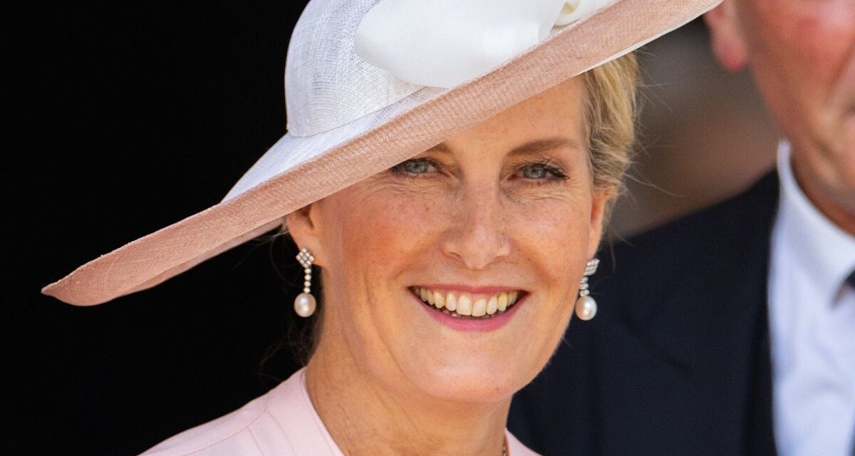 La duchesse Sophie est resplendissante en jupe plissée swishy rose vif