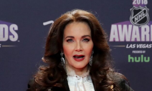 La star de Wonder Woman Lynda Carter partage un message audacieux alors que le secret de la famille est révélé