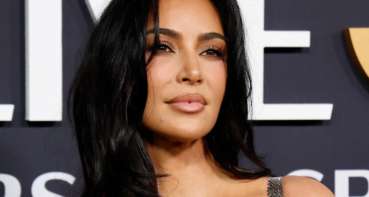 Kim Kardashian a l&rsquo;air méconnaissable lorsqu&rsquo;elle subit une transformation dramatique de cheveux