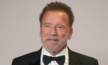 Arnold Schwarzenegger a rejoint par Lookalike Kids in Rare Family Red Carpet – mais devinez qui manque