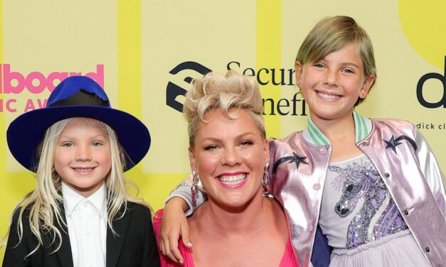 Le fils de Pink arbore une blessure à l&rsquo;air douloureux sur la photo de Family Beach Getaway