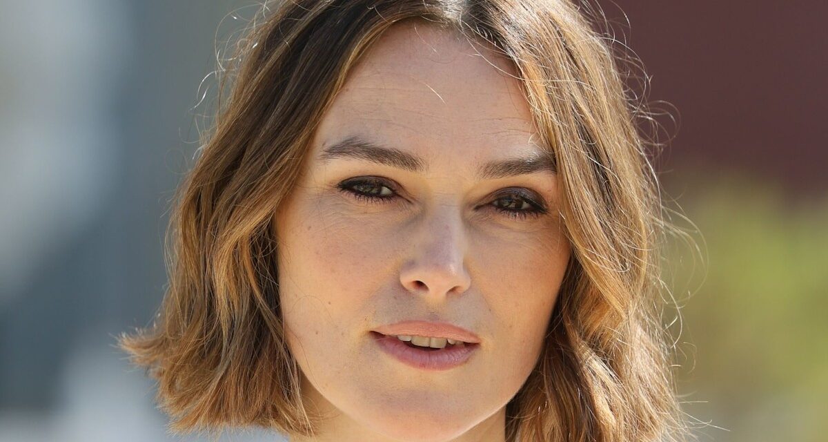 Keira Knightley dégage une élégance dans la coordination de la dentelle blanche nuptiale