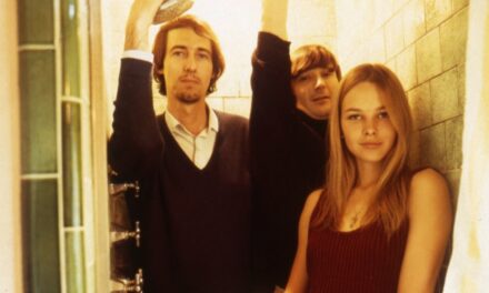 Revisiter le passé scandaleux de Michelle Phillips alors qu&rsquo;elle fait une apparence rare à 81